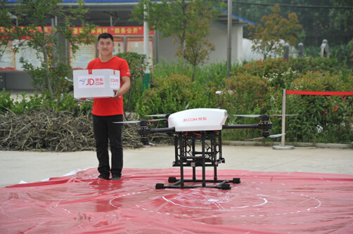 京東送貨無人機在江蘇農村首次飛行測試。