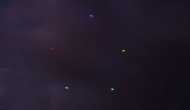 裝上 LED 燈的無人機在夜空飛舞。