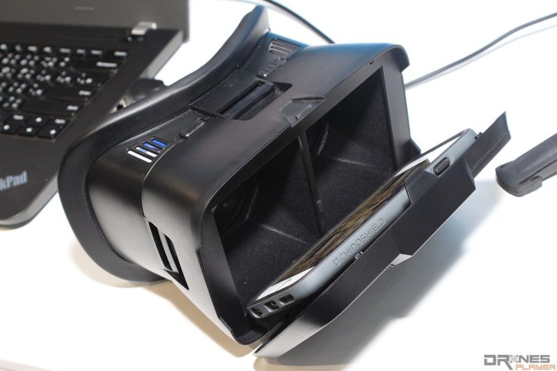 只要將預載《eyehouse VR》的手機放入 VR 眼鏡內，即可觀看 VR 樓盤影像。