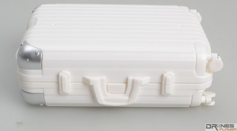 手提旅行箱造型設計的 Create Toys E904 控制器，橫放起來確實神似手提箱。