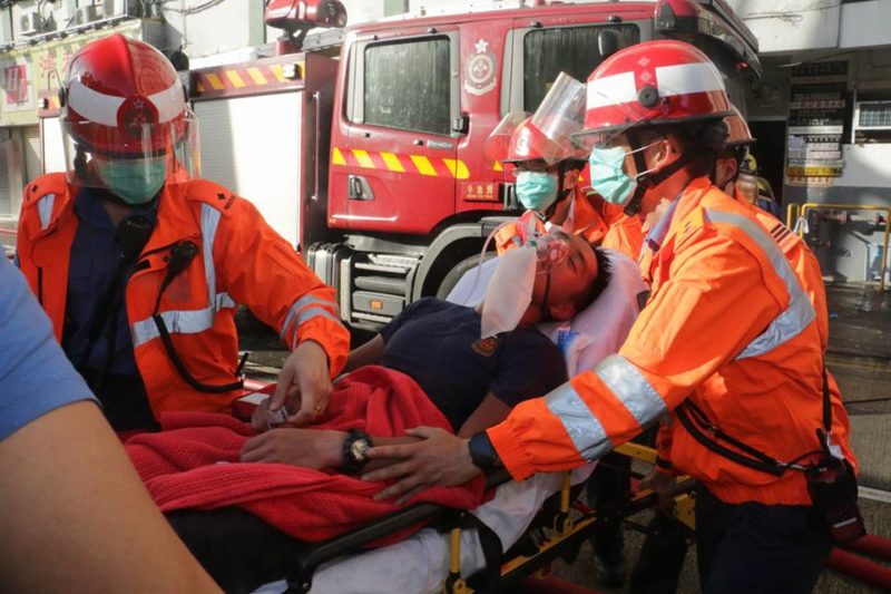 有消防員救火期間不適送院。（取自 facebook／香港突發事故報料區）
