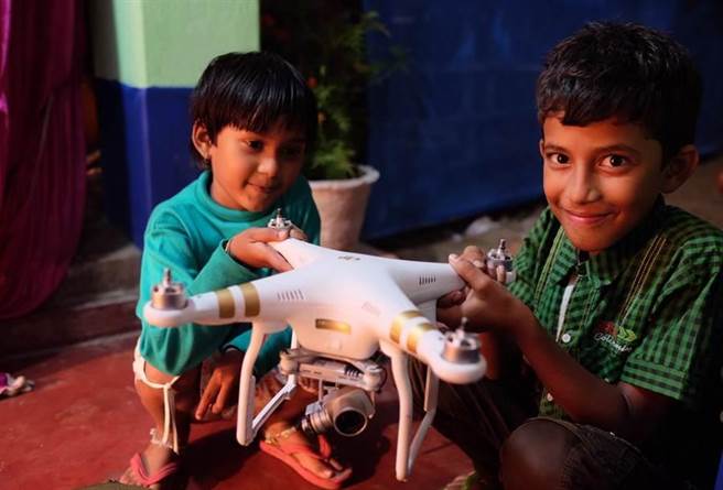 印度兒童對空拍機充滿好奇心。（張皓然作品）