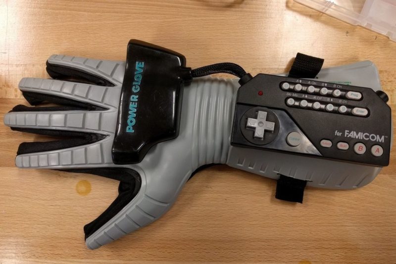 Power Glove 被改裝成無人機體感操控器。
