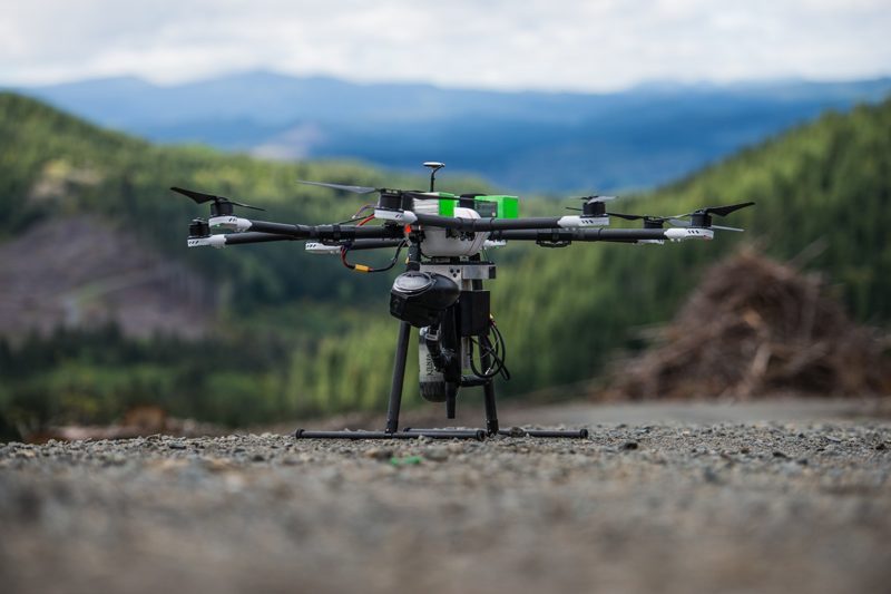 DroneSeed 無人機內置氣壓噴射裝置，以高速把種子射入深層泥土中。