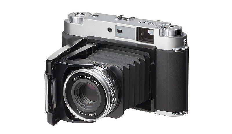 Fujiflim 在菲林（底片）年代已有推出中片幅相機。圖中為 Fujiflim GF670 中片幅菲林相機。