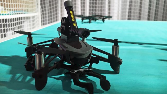 Parrot Mambo 無人機能裝上玩具槍台，發射類似 BB 彈的塑膠子彈。