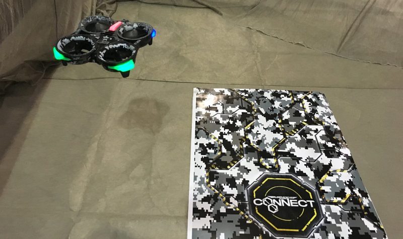 Air Hogs Connect: Mission Drone 要飛至特製地墊上空始可進行 AR 遊戲，全因地墊印有識別碼，才可平板電腦畫面顯現 AR 虛擬街景。