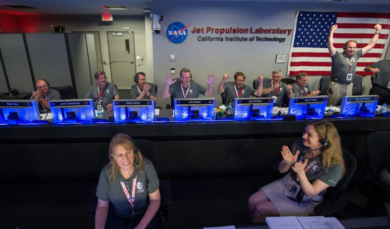 獲悉朱諾號成功進入木星軌道後，地面控制人員興奮拍掌。（圖片來源：NASA Twitter 帳戶）