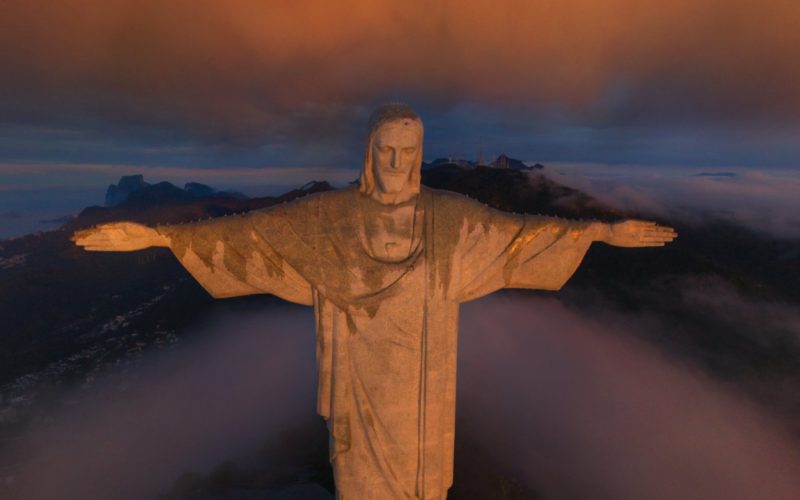 季軍－巴西里約熱內盧耶穌像／雕像被日出陽光照射，在雲霧映襯下更顯神聖／由 Stanislav Sedov 拍攝