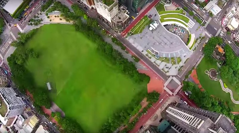 市民廣場的一大片草地，成為空拍機愛好者的試煉場。