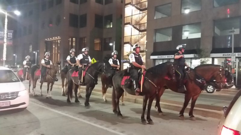 全市到處有騎警巡邏，戒備森嚴。（Twitter 圖片／Ben Norton）
