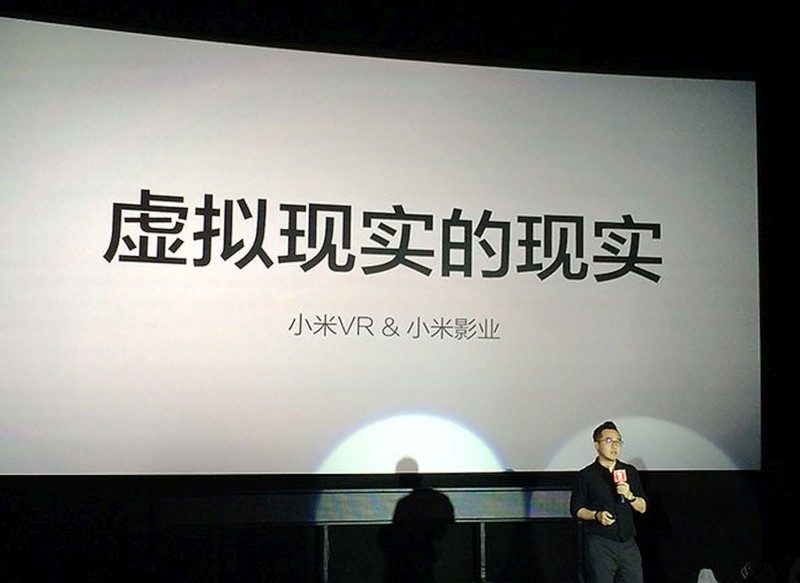 小米創新實驗室負責人唐沐於上海國際電影節峰會上宣布，小米 VR 眼鏡將於 2016 年 8 月面世。