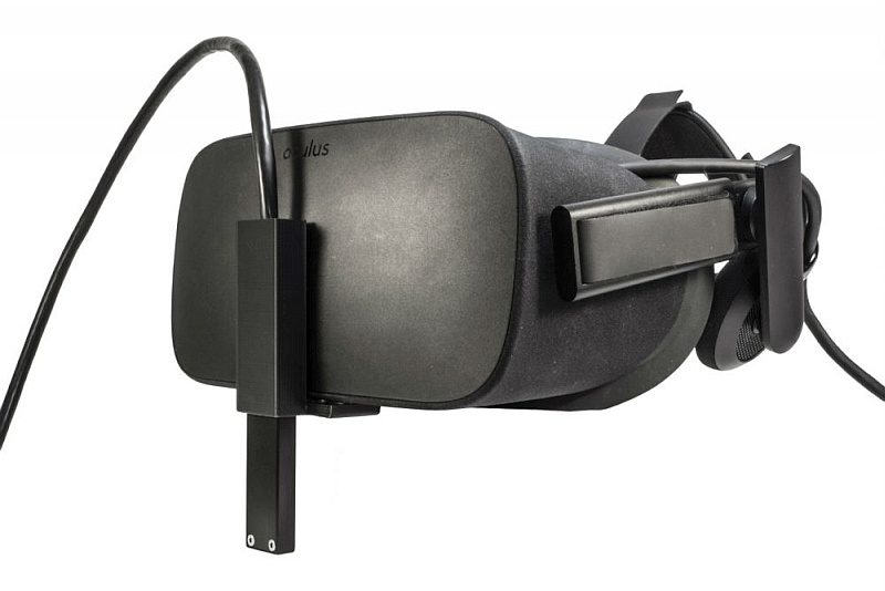 BinaryVR Dev Kit V1透過支架裝附在 Oculus Rift 或 HTC Vive VR 眼鏡的前方。