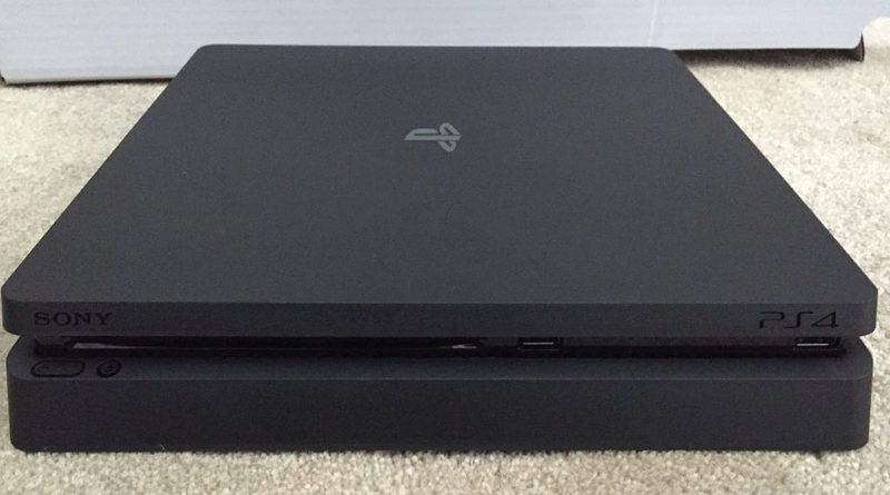 網路上流出疑似是 PS4 Slim 主機諜照流出，相片中可見機身比 PS4 薄上不少，採用磨砂外殼，機頂上印有「PS」標誌。