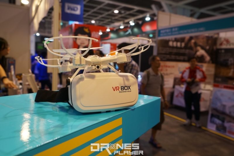 Konsept VR 32 航拍機用 VR 眼鏡和遙控器操作。