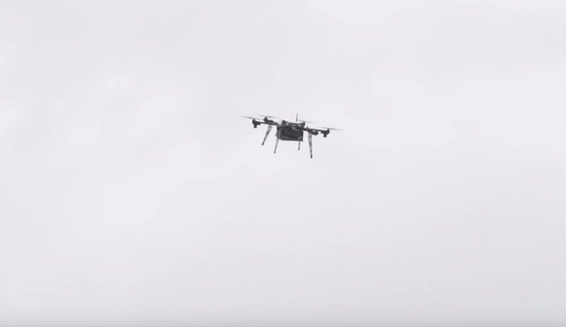 達美樂披薩無人機在宅配府第上空盤旋，找尋投放貨件的位置-DronesPlayer.com