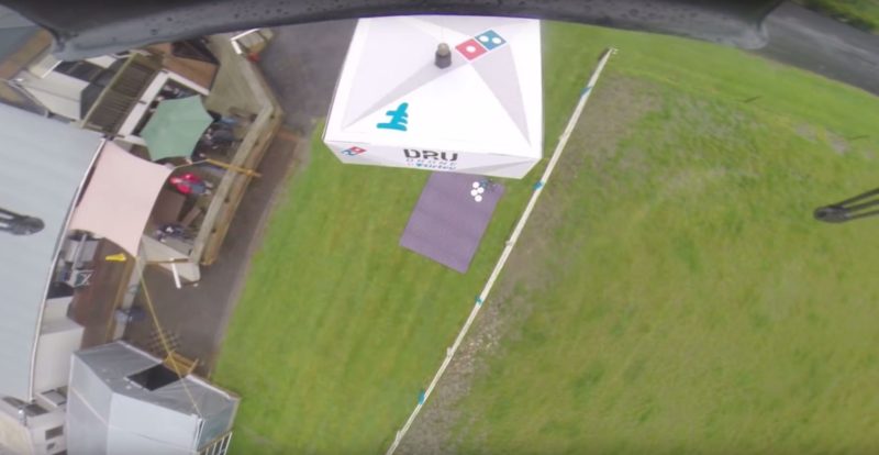 達美樂披薩無人機鎖定草地上野餐墊為投放貨件的目標位置-DronesPlayer.com