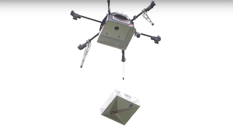 達美樂無人機由機底的儲藏倉垂降披薩盒-DronesPlayer.com