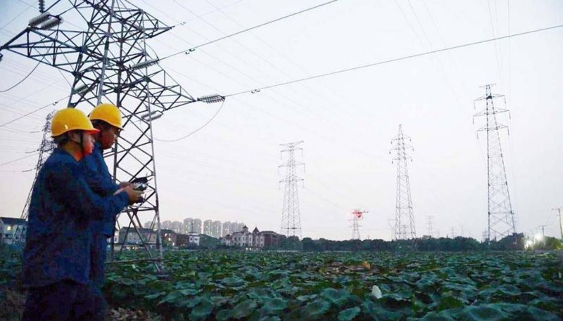 杭州供電公司引入噴火無人機來清理架空電纜上的搭掛物。