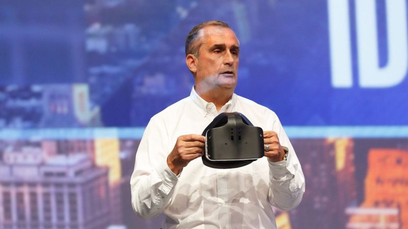 Intel 執行長 Brian Krzanich 在 IDF 2016 上親身介紹 Project Alloy 融合實境眼鏡。