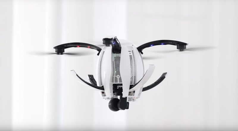 PowerVision 釋出的最新示範片段，可見 PowerEgg 無人機真的起飛了，其起落架更可在空中自動收起。