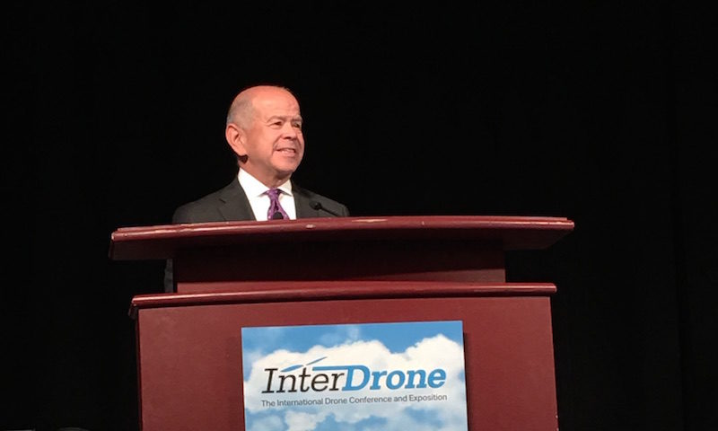 FAA 主管 Michael Huerta 在 InterDrone 上演講，透露正草擬法例容許無人機在人群上空飛行。