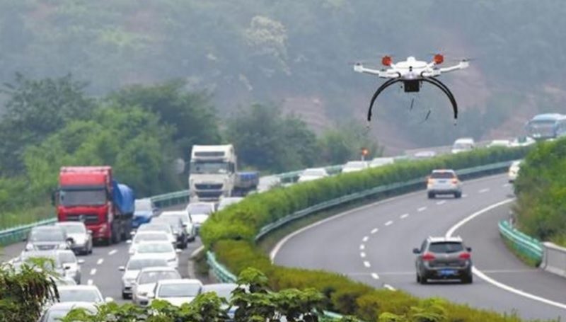 四川成都警用無人機在公路上空巡查的情況。（圖片來源：翻攝自華西都市報）