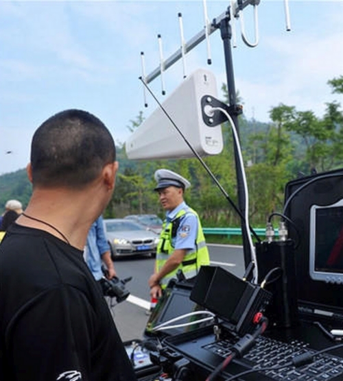 四川成都警方在公路旁架起圖傳天線和監控設備，以便即時收看空拍機的圖傳畫面。（圖片來源：翻攝自華西都市報）