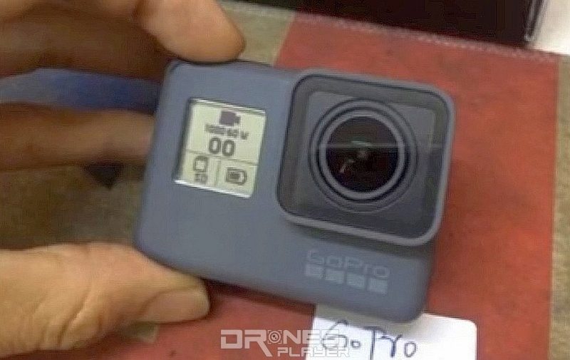 諜照中疑似 GoPro Hero 5 運動相機機身正面設有單色顯示屏，提供剩餘電量和其他拍攝狀態相關資料。