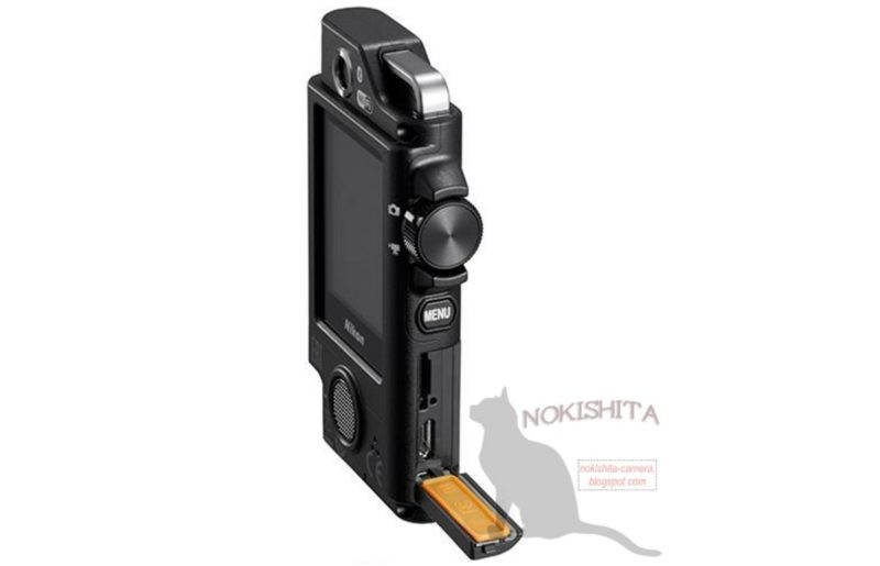 Nikon KeyMission 80 的機身側面按鍵不多；拉開揭蓋，可看到 microSD 記憶卡插槽。