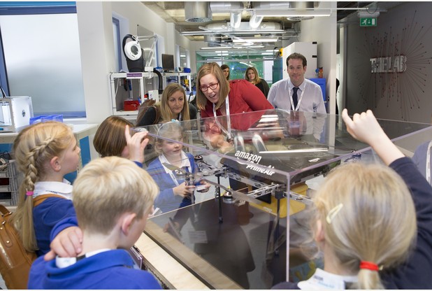 小童獲邀參觀亞馬遜的無人機實驗室，表現好奇興奮。