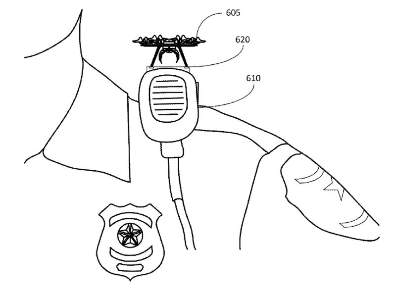 Amazon 「無人航空器具助理」專利 - 無人機置於肩上