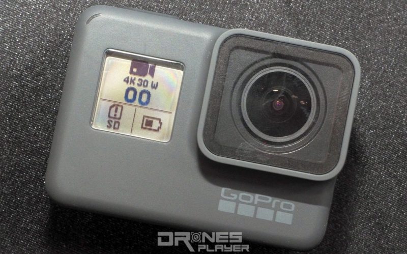 GoPro HERO 5 Black 正面用作顯示拍攝狀態的單色液晶屏幕，仍被保留下來。