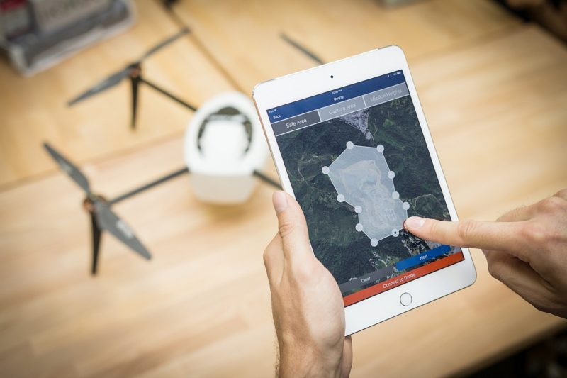 用家可利用平板電腦規劃 Kespry Drone 2.0 的飛行路線，讓無人機自動飛行和降落。