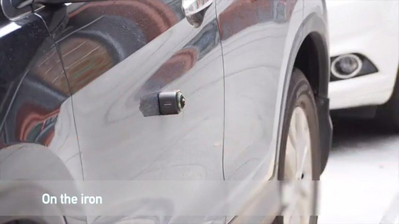 Camorama 底部設有磁石，能吸附在金屬表面；如圖中示範，便可吸附汽車車身。