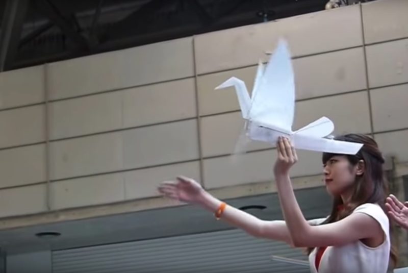 紙鶴無人機 Lazurite Fly 可隨著操作員的手腕動作而拍翼飛行。