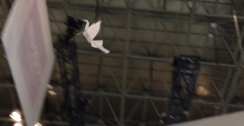 紙鶴無人機 Lazurite Fly 飛行姿態比一般無人機優雅得多。