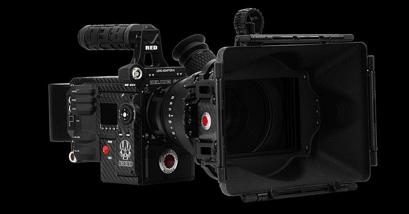 RED WEAPON 8K 攝影機裝上鏡頭和其他裝備後的模樣。