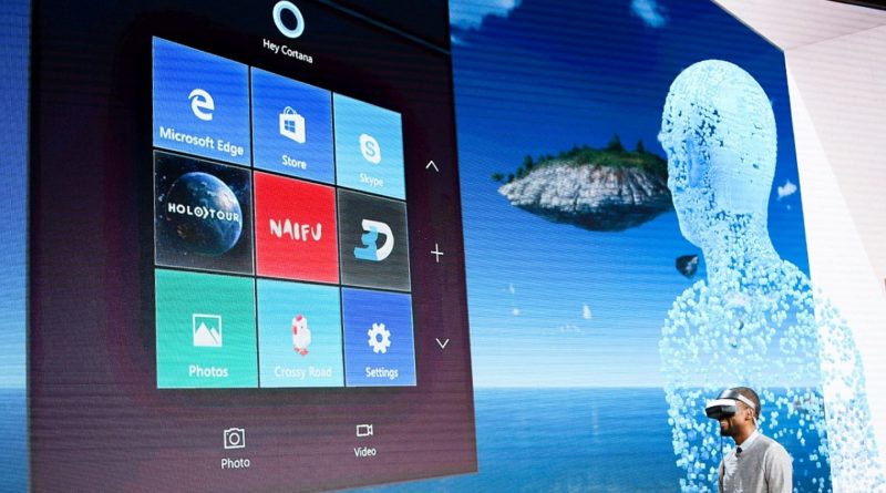 發布會當日，微軟即場示範以 Microsoft VR眼鏡操作《Windows 10 Creators Update》，過程中操作者只藉由語音及手勢指令進行操作。