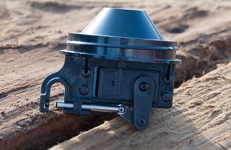 AguaDrone 的釣魚放餌器可掛上 2 磅的魚餌，用戶可通過無人機遙控器操作放下魚絲和魚餌。