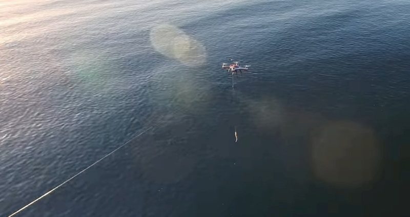 AguaDrone 釣魚無人機在空中懸停放餌的姿勢。