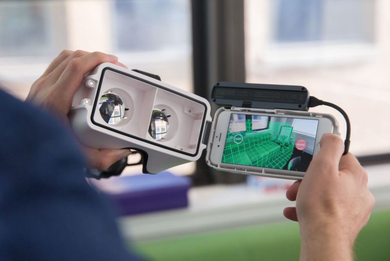 Bridge VR 眼鏡只對應 iPhone 6/6s/7，並將畫面一分為二，各自顯示 640 x 480 解析度的 VR 影像。