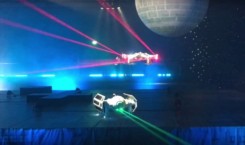 Star Wars Battle Quads 的最大特色是能夠藉由鐳射光束在空中對戰，而且帝國軍戰機會射出綠色光束，反抗軍戰機則會射出的紅色光束。