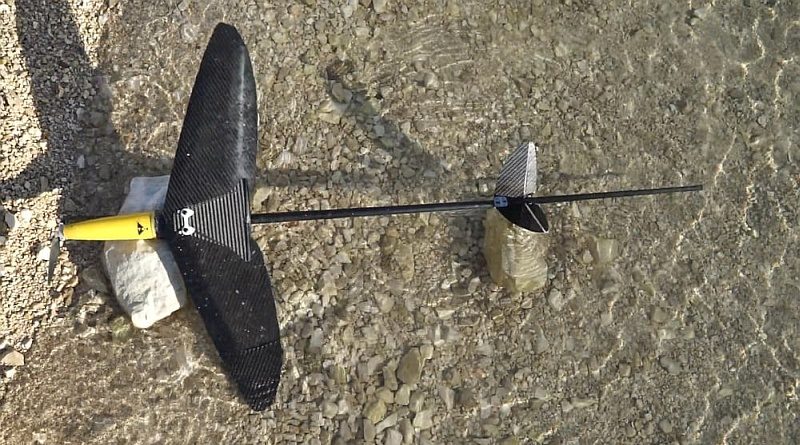 AquaMav 無人機重返水面即會展開機翼，可在空中連續飛行 14 分鐘左右。