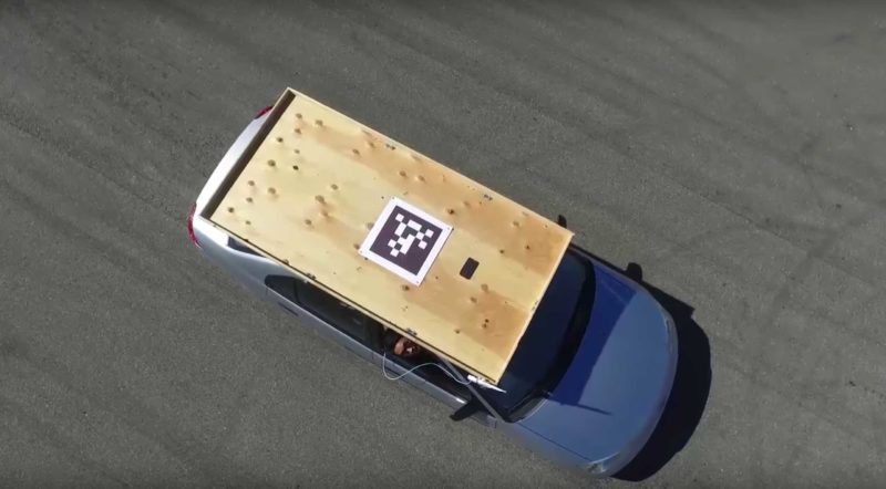 自動降落系統設計簡單，就是在汽車頂放上一塊木板、印上二維碼的紙張和發放 GPS 訊號的手機。