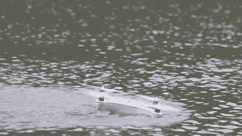 Xeno Sky 無人機在水面航行的姿態。