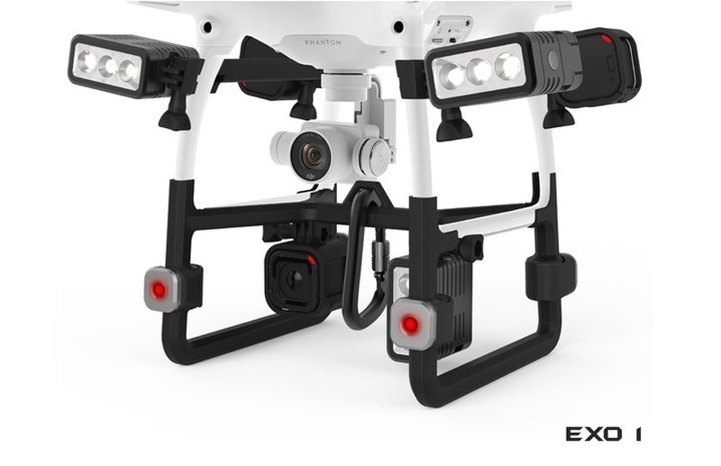 EXO 1 上附有各種插槽，以便安裝 GoPro 運動相機和 Knog Qudos 探照燈。