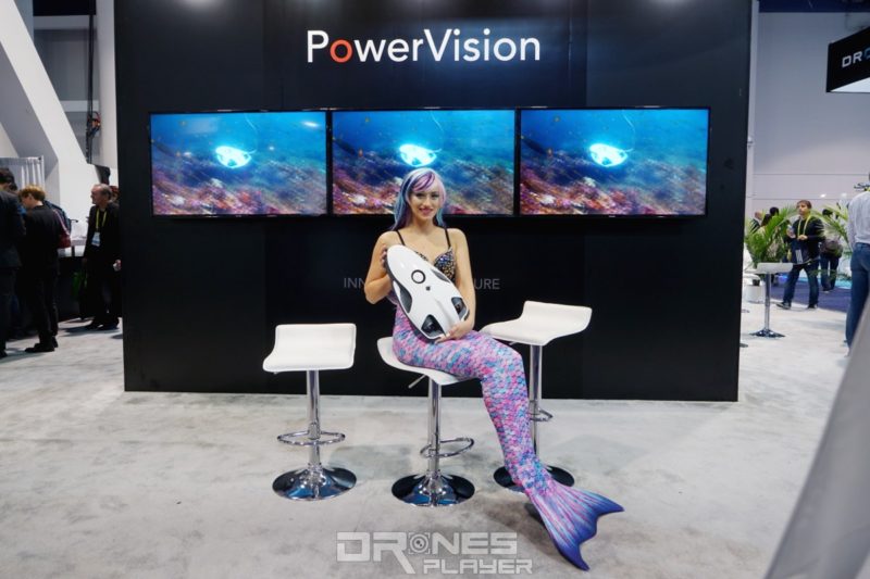 PowerVision 在 CES 2017 上的模特兒展示 PowerRay（全身照）
