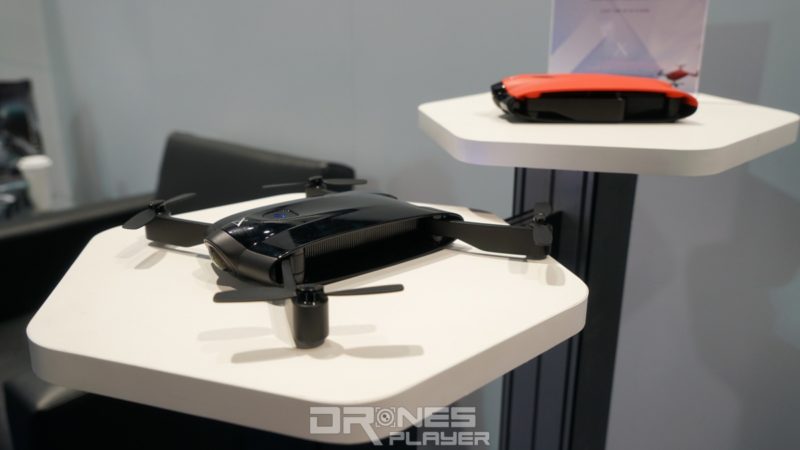 XDynamics Razor 的機身大小在自拍無人機中算是屬於中等，軸臂折疊後即可收入背包之中。攝於 CES 2017
