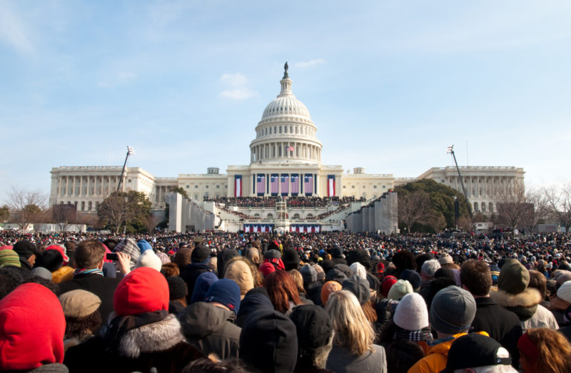 歐巴馬 2009 年就職總統時，白宮外聚集大量民眾慶祝。